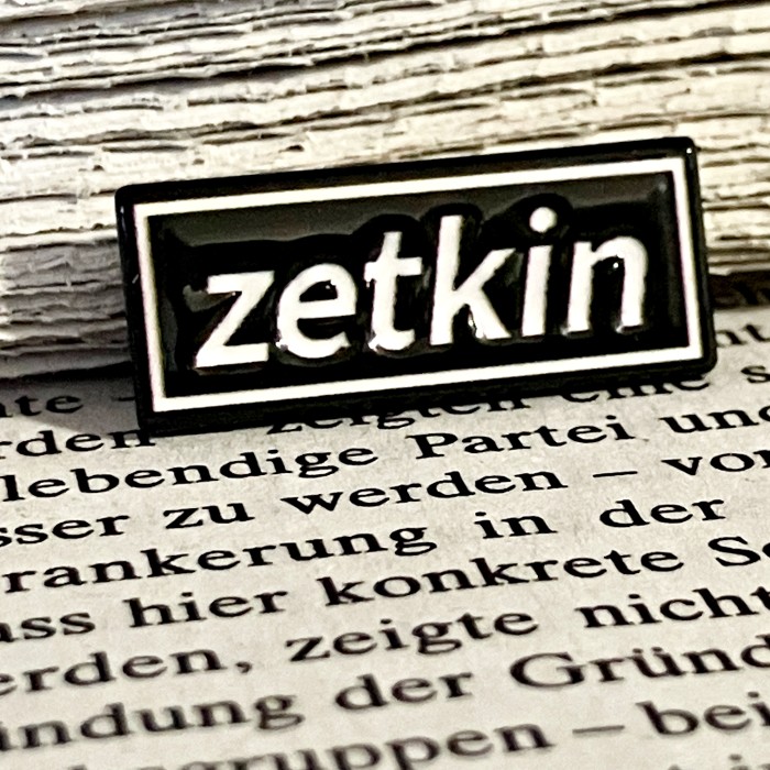 Pin „Zetkin / Schrift" [Weiss auf Schwarz]